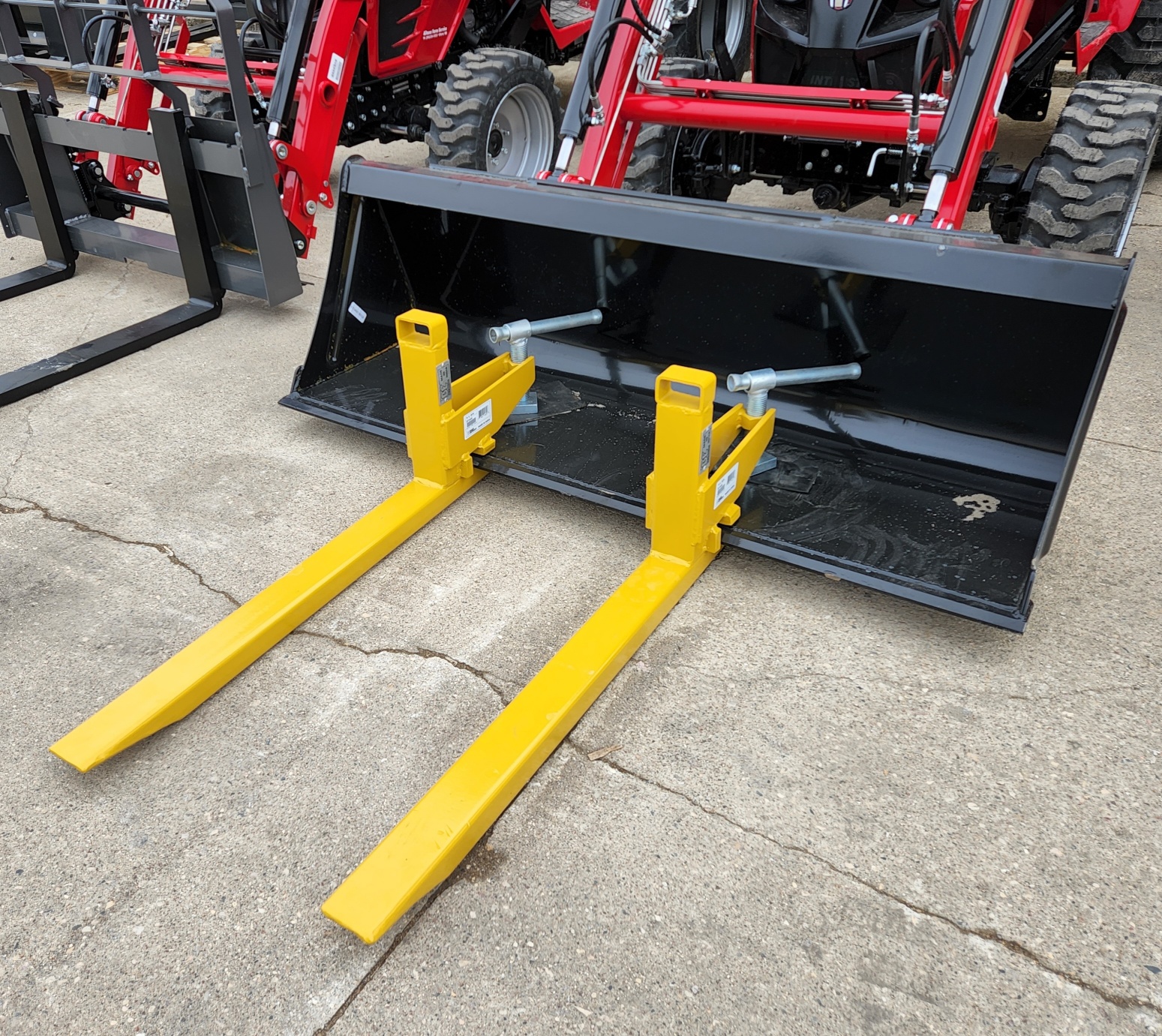 BE 2000 Lb. Bucket Pallet Forks