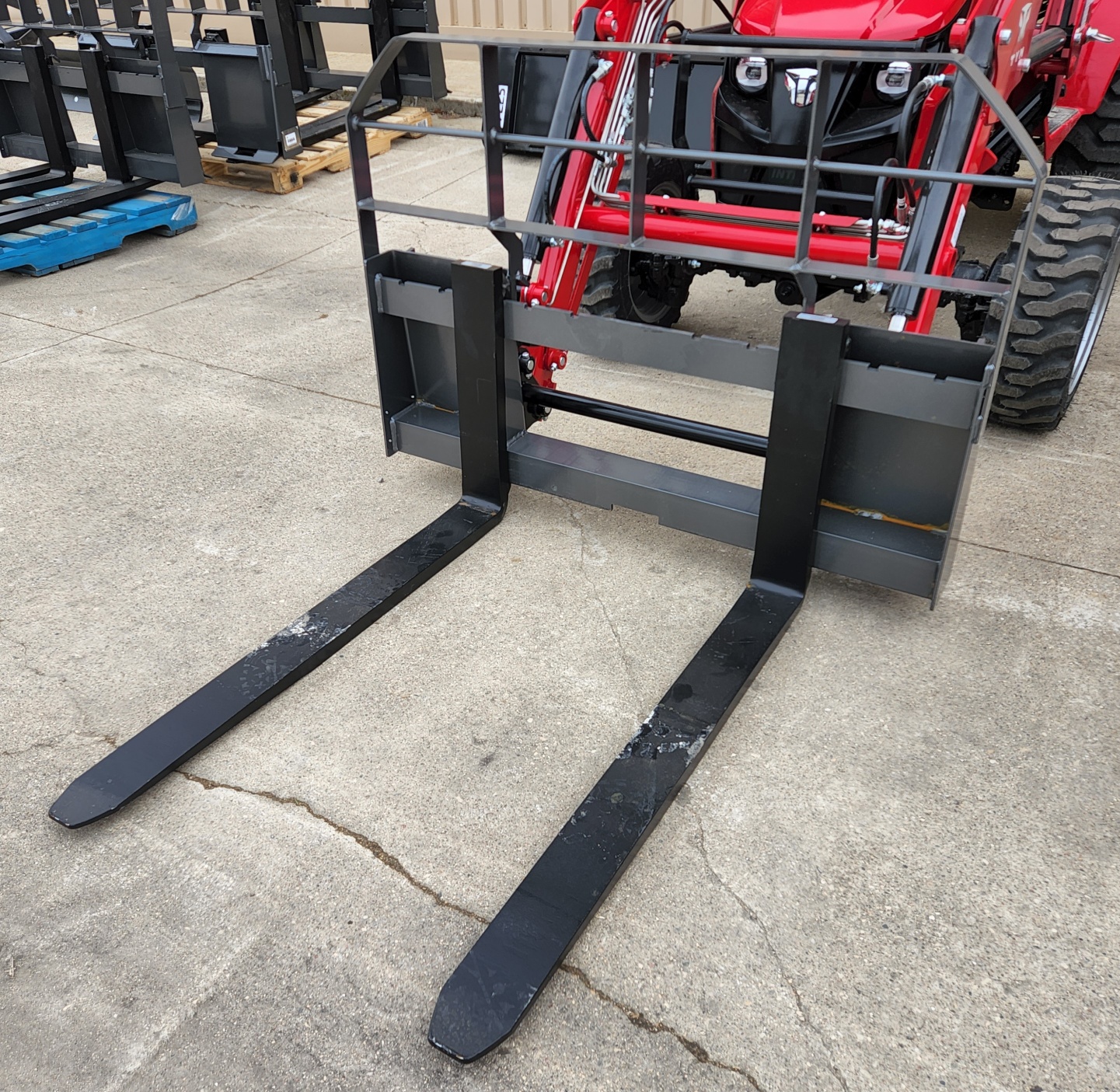 BE 2200LB Skid Steer Mount Pallet Forks